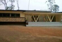 Touadera, ton État civil est en ruines à Bouar, dans la Nana-Mambéré Touadera, ton État civil est en ruines à Bouar, dans la Nana-Mambéré