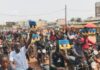 Centrafrique : Wagner enlève le président de la jeunesse et un fou à Abba Bogani Foule de manifestants à moto brandissant des drapeaux russes dans une rue de Bangui taxis_motos_de_bangui Bangui : Wagner achemine une lettre sanglante à l'ambassade des États-Unis de manière spectaculaire