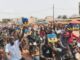 Centrafrique : Wagner enlève le président de la jeunesse et un fou à Abba Bogani Foule de manifestants à moto brandissant des drapeaux russes dans une rue de Bangui taxis_motos_de_bangui Bangui : Wagner achemine une lettre sanglante à l'ambassade des États-Unis de manière spectaculaire