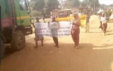 Manifestation clairsemée à Paoua avec quelques personnes portant une banderole du Bureau sous-préfectoral de la jeunesse islamique centrafricaine