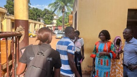 Préparation pour le départ de la maison d'arrêt de Ngaragba de Landry Ulrich Nguéma Ngokpélé, directeur de publication du Quotidien de Bangui
