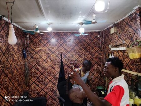 Un coiffé dans le salon de coiffure à Gobongo que le commissaire divisionnaire de Police Dieudonné Marius DAMANDJI-BELLA qualifie d'un bar/cave/restaurant pour infliger une amande de 100 000 FCFA à son gérant