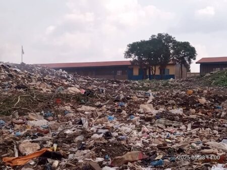 Décharge sauvage au Collège de Gobongo