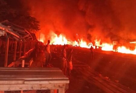 Feu propagé par un camion transportant des marchandises en feu à la barrière de Pk12 à Begoua, à la sortie nord de la capitale Bangui