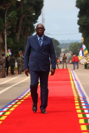 Le Président Faustin-Archange Touadera, marchant sur un tapis rouge, arborant des couleurs du drapeau national
