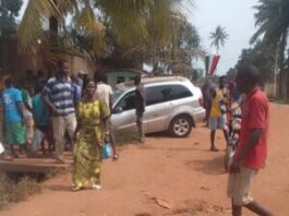 Le véhicule du fuyard fini par un accident au quartier Walingba, dans le cinquième arrondissement de Bangui. Photo CNC