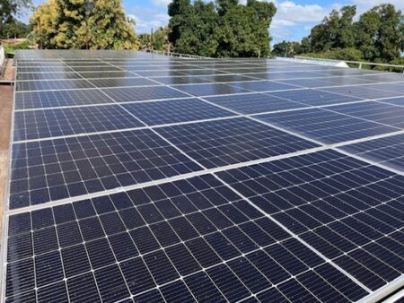 Le champ solaire installé par le MSF à l'hôpital de Batangafo, dans la préfecture de l'Ouham-Fafa