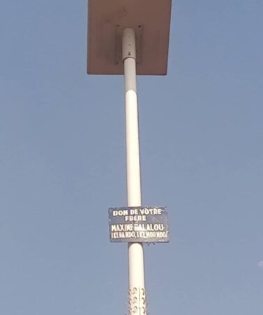 La lampe solaire de l'État implantée dans la cour du siège du MCU et dite don de Maxime Balalou à la population du 2e arrondissement de Bangui