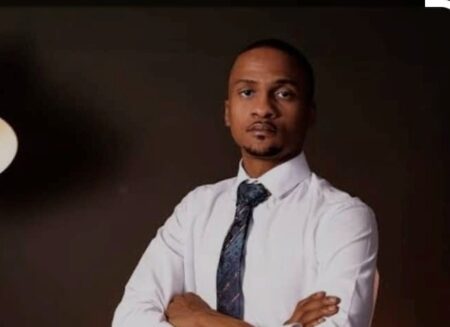 C'est Mr Loïc Ouangapou Fortuné, conseiller consulaire et social au sein de l'ambassade de la RCA en Russie