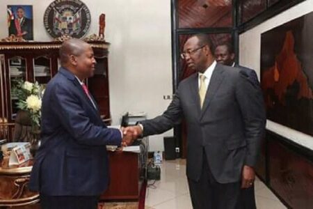 L'ancien premier ministre Anicet-Georges-Dologuelé, reçu en 2017 par le Président Faustin Archange Touadera au Palais de la renaissance à Bangui.