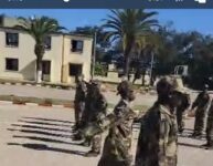 Un ex-chef d’état-major de 3R offre un spectacle digne d’un film à l’ivoirienne lors de sa formation à Berongo par les mercenaires russes Un ex-chef d’état-major de 3R offre un spectacle digne d’un film à l’ivoirienne lors de sa formation à Berongo par les mercenaires russes