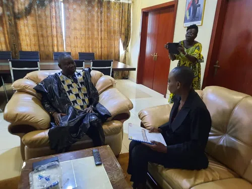 Le Ministre Bruno YAPANDE et Madame Nadine KOSSI lors de la remise du Rapport. Photo CNC
