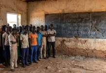 Touadéra, Abazène et Djono-Ahaba, vous êtes interpellés ici : À Gordile, les élèves de troisième privés de cours depuis plus d’un mois à cause d’un simple tableau Touadéra, Abazène et Djono-Ahaba, vous êtes interpellés ici : À Gordile, les élèves de troisième privés de cours depuis plus d’un mois à cause d’un simple tableau qui manqueImage d'illustration des élèves de la classe de troisième de Gordile