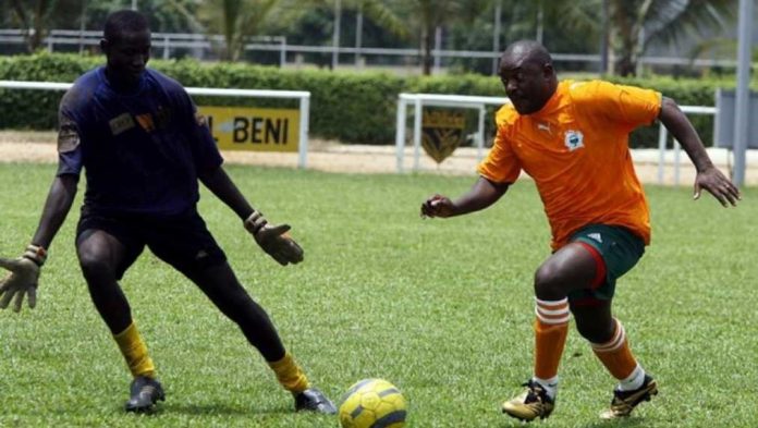 Le-président-burundais-joue-au-foot-en-cote-divoire Burundi : le match de foot de lèse-majesté, ou quand Nkurunziza se fait tacler.