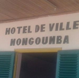 inscription mural Hôtel de Ville de Moungoumba, dans la préfecture de la Lobaye, dont le chef lieu est Mbaïki