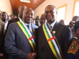 change-des-mains-Abdoul-Karim-MECKASSOUA-et-Anicet-Georges-Dologuélé- Centrafrique : Assemblée nationale s’éclabousse dans des sales dossiers