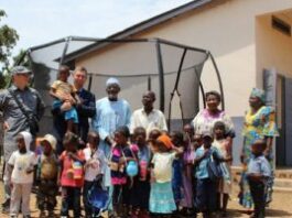 Don-de-trampoline-russe-aux-enfants-du-km5 Centrafrique : Don des Russes en trampoline et kits sportifs aux enfants du Km5