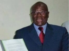 MECKASSOUA-debout-avec-un-papier-en-mains CENTRAFRIQUE : LE SILENCE ÉNIGMATIQUE ET INQUIÉTANT DES POLITICIENS