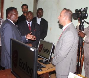 Ecolog internatiional fait un fon d'ordinateur à l'université de Bangui