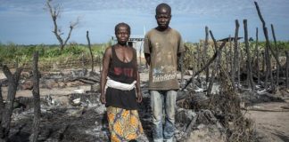 une mère et son fils au milieu de cendre de leur habitation au village centrafricain