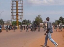 blocus-de-lavenue-des-martyrs-par-des-soldats-faca-admis-à-la-retraite Centrafrique : affaire des 800 soldats admis à la retraite, le PM Sarandji, nouvelle cible de la colère.