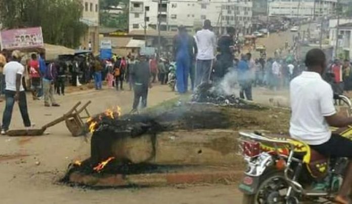 cameroun_-_crise_anglophone_l_2086796046_bamenda-en-feu-900x500 Crise anglophone au Cameroun : Les États-Unis pour la protection des civils