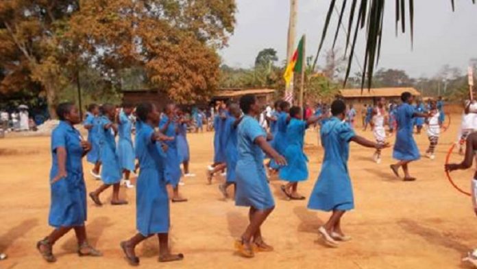 eleves_lyceennes_drapeau640-780x440 CRISE ANGLOPHONE AU CAMEROUN : Libération des 79 otages enlevé lundi