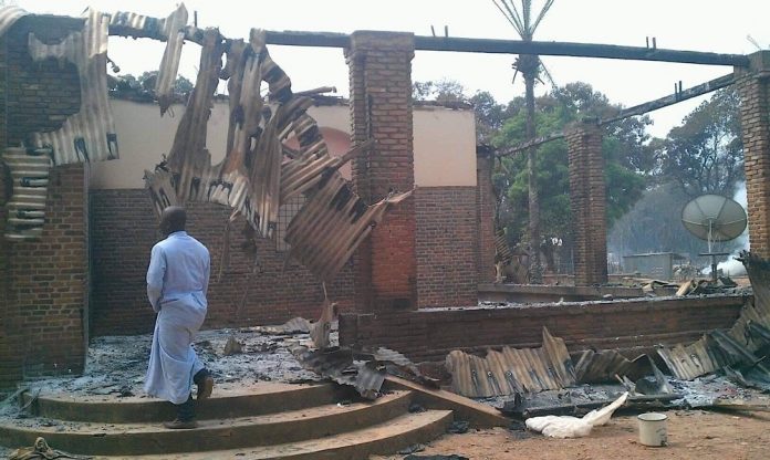 image de l'incendie des habitations à Alindao par les rebelles de l'UPC incendie-habitations-alindao-par-les-rebelles-upc-catholique-1 Centrafrique : Trois jours de deuil national décrétés par Touadéra