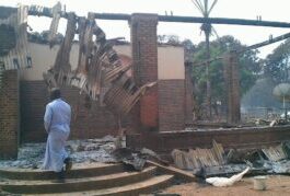 habitations incendiées par des rebelles à Alindao. incendie-habitations-alindao-par-les-rebelles-upc-catholique CENTRAFRIQUE : ALINDAO, MOBAYE, BANTANGAFO, KÉMBÉ, ZEMIO, BAMBARI :