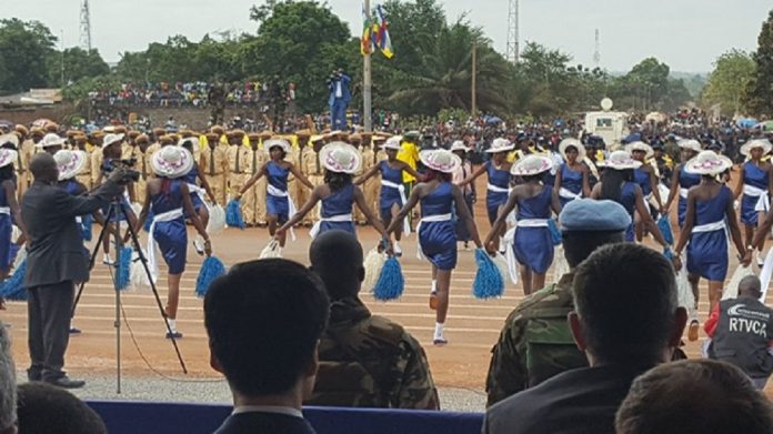 les maorettes en défilé sur l'avenue des martyrs à Bangui. majorettes-defile-premier-decembre-centrafrique-bangui Centrafrique : appel au boycott du 1er décembre, les proches de Touadera s’insurgent