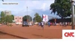 image d'illustration de manifestation à Bangui l'année dernière. manifestation-a-bangui-avec-une-foule-devant-la-police Centrafrique : « Le défilé de soutien »