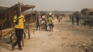 un homme fume la cigarette dans un camp des déplacés à Alindao en République centrafricaine