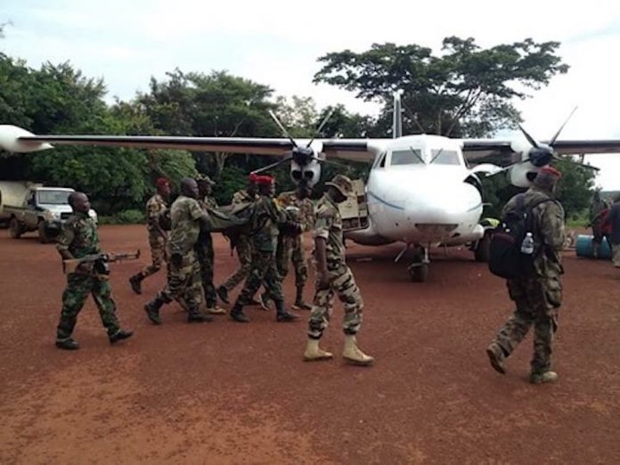 Rotation des soldats FACA à Obo. CopyrightDR. Des-FACA-à-côté-d’un-avion-en-province Centrafrique : disparition d’un FACA à Nola, son corps vient d’être retrouvé et évacué à Bangui.