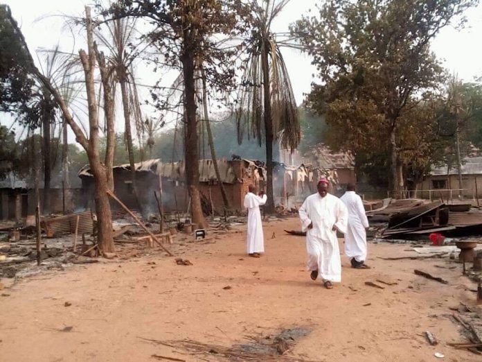 Habitations incendiées par les rebelles de l'UPC à Alindao le 15 novembre 2018. CopyrightBenoitLallau. Habitations-incendiees-par-rebelles-upc-alindao-centrafrique Centrafrique : attaque contre le site des déplacés à Ippy, une dizaine des morts.