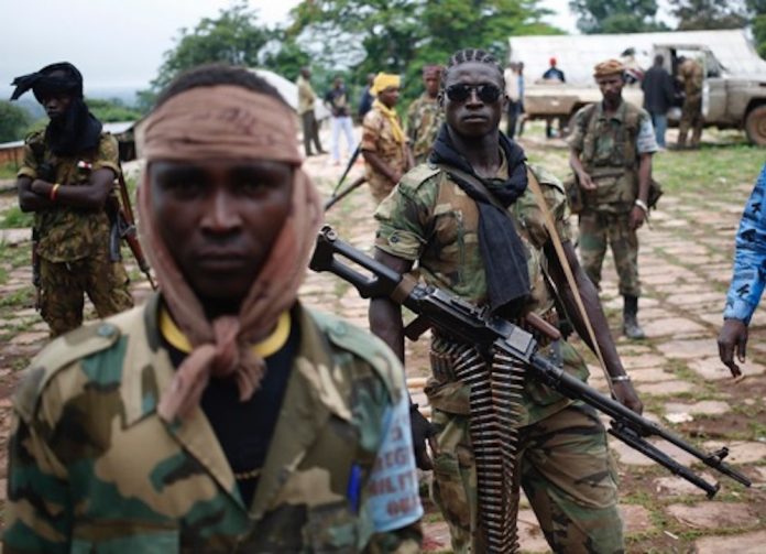 Des combattants de la Séléka dans la commune de Liotto. CopyrightDR Les-combattants-rebelles-de-la-Séléka-dans-la-commune-de-Lioto-en-juin-2014.- Centrafrique : assassinat d’un homme à Batangafo