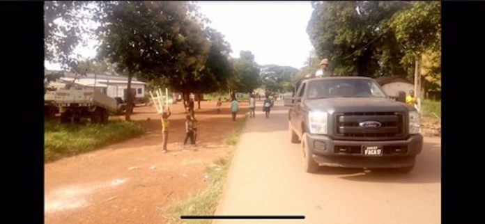 Patrouille des soldats FACA à Sibut le 13 juillet 2018. CopyrightCNC. Patrouille_soldats_faca_sibut_centrafrique_corbeaunews-1 Centrafrique : attaque de la position des FACA à Bambari.