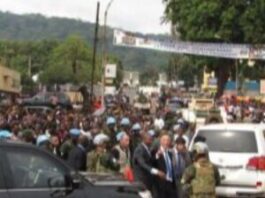 Bain de foule du Président Faustin Archange Touadera, CopyrightDR Président-Touadéra-au-milieu-de-foule-au-côté-de-son-véhicule-avec-des-casques-bleus CENTRAFRIQUE : UNE NUIT DE LONGUES MACHETTES EN GESTATION ?