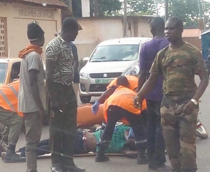 Image d'illustration d'un accident de deux motos sur l'avenue de l'indépendance le 12 avril 2018 à Bangui. CopyrightCNC. accident-de-deux-motos-taxis-avenue-de-lindépendance-le-12-avril-2018 Centrafrique : grave accident de circulation devant l’hôpital communautaire à Bangui.