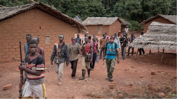 Les milicien Anti-balaka en position de combat. CopyrightDR antibalaka-en-ronde-corbeaunews- Centrafrique : lancement du programme controversé du DDRR à Paoua.