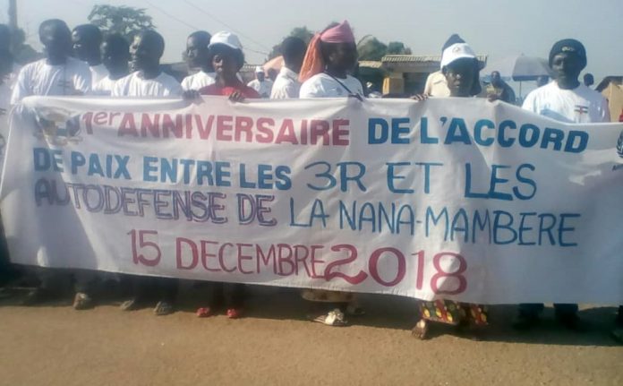 Bandorole du premier anniversaire des accords de paix entre les Anti-balaka et les rebelles du 3R dans la Nana-Mambéré. bandorole-anniversaire-un-an-accord-paix-antibalaka-3r-bouar-corbeaunews Centrafrique : cérémonie d’un an de signature des accords de paix entre les 3R et Anti-balaka dans la Nana-Mambéré.