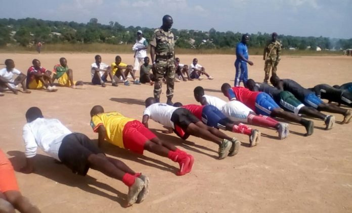 Un candidat au recrutement le 10 novembre 2018 à Bouar lors d'un test. Photo Gervais Lenga. CopyrightCNC. candidat-recrutement-faca-en-position-de-pompe-bouar Centrafrique : annulation du recrutement des 1300 jeunes dans le rang des FACA.