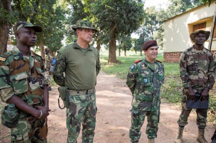 ceremonie-fin-de-formation-eutm-rca-bataillon-emphibie-centrafrique-1 Bataillon Amphibie : Cérémonie de fin de formation opérationnelle avec l’EUTM-RCA