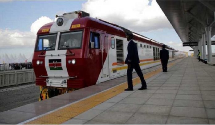 Inauguration, le 31 mai 2017, de la ligne ferroviaire entre Nairobi et Mombasa financée par des capitaux chinois. PHOTO / THOMAS MUKOYA / REUTERS chemin-de-fer-kenyan-construit-par-chine Kenya. Pour se rembourser, la Chine pourrait s’emparer du port de Mombasa