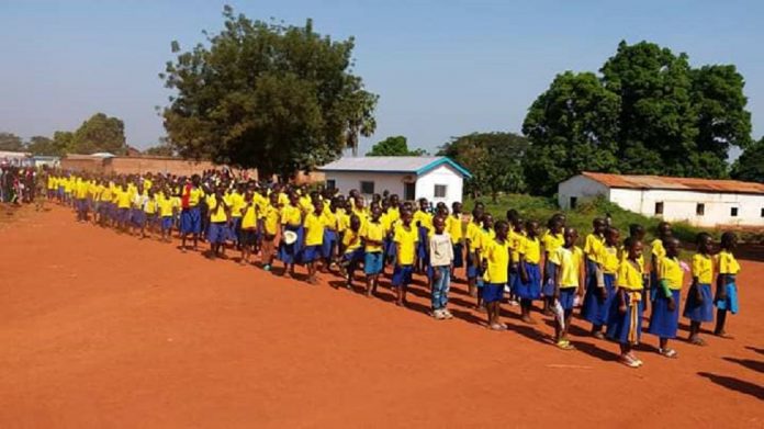 Défilé du 1er décembre 2018 à Bria dans la Haute-Kotto. Photo : Moïse Banafio. CopyrightCNC. dfile-decembre-2018-bria-haute-kotto-centrafrique Centrafrique : triste festivité du 1er décembre à Bria.