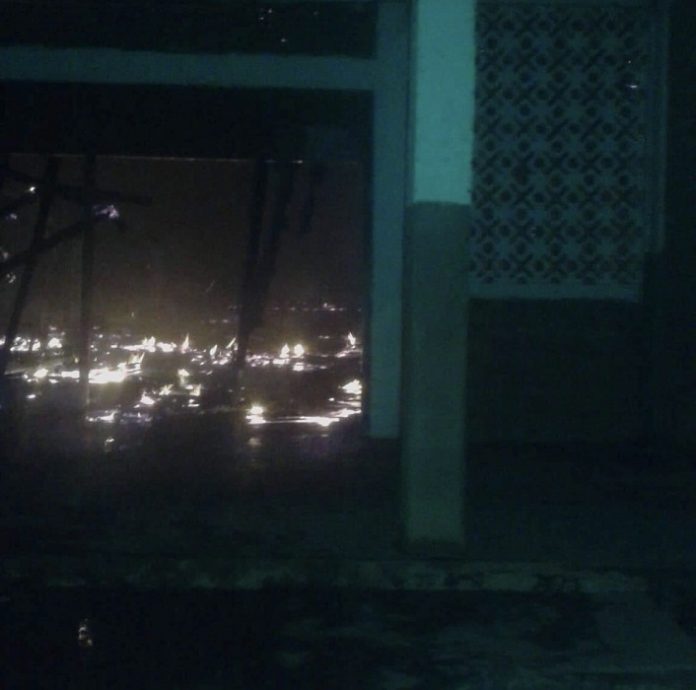 Incendie criminel de l'église Sainte-Trinité des Castors-Bangui le 24 décembre 2018. Credit photo : Anselme Mbata, pour CNC. CopyrightCNC. incendie-eglise-catholique-sainte-trinite-castors-bangui-corbeaunews-centrafrique Centrafrique : incendie criminel de l’église catholique Sainte-Trinité à Bangui.