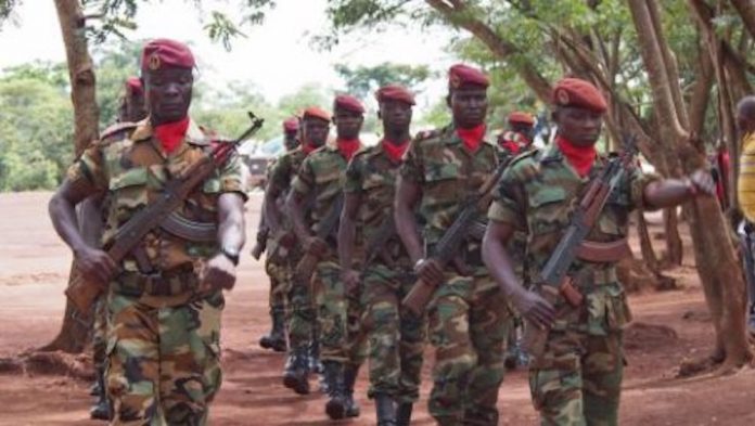 Les soldats FACA au camp Kassaï dans le 7e arrondissement de Bangui. CopyrightDR. les-Faca-en-colonne-dans-un-camp-de-BanguiIMG_4091 Centrafrique : braquage spectaculaire d’un véhicule dans le 7e arrondissement de Bangui par des soldats FACA.