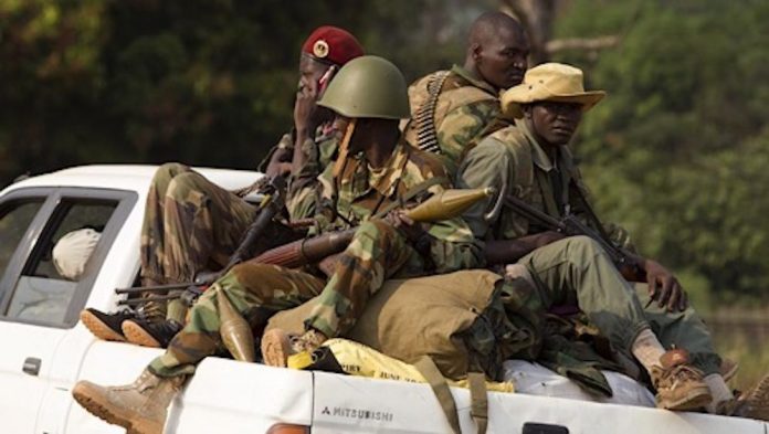 Patrouille des Séléka au nord de Bangui en mars 2014. CopyrightAFP les-Séléka-dans-un-pick-up-au-nord-de-Bangui-mars-2014-IMG_11mars2018233532 CENTRAFRIQUE : LE CRÉPUSCULE DES TUEURS, LE POUVOIR ET LES RUSSES PRATIQUENT-ILS