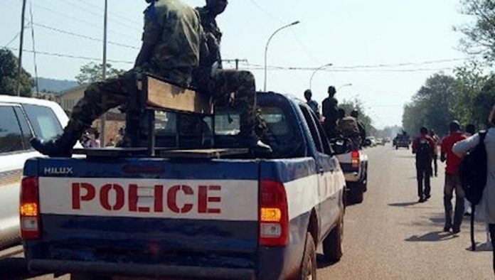 Image d'illustration d'une patrouille de la police dans la capitale Bangui. CopyrightDR les-policiers-dans-un-pick-up-Bangui-1 Centrafrique : tentative de vol du carburant au port pétrolier, un homme retrouvé mort.