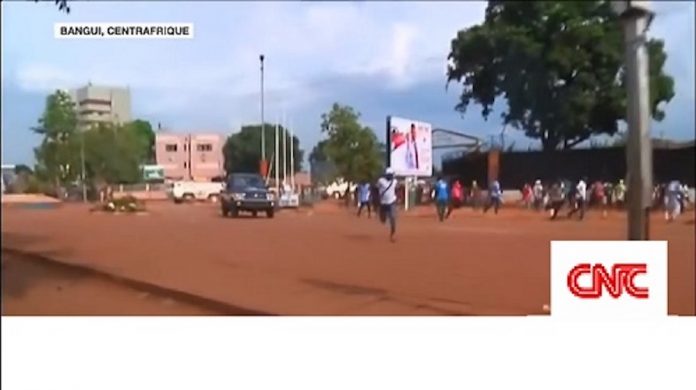 Image d'illustration d'une foule en colère face à la police lors de la manifestation de la société civile contre l'inaction des forces de la Minusca vis-à-vis des rebelles. CopyrightCNC. manifestation-a-bangui-avec-une-foule-devant-la-police-1 Centrafrique : une embarrassante affaire qui divise la police nationale.