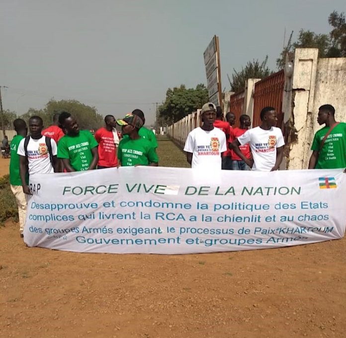 Marche à Bangui du soutien au pourparler de Khartoum initié par les russes le 19 décembre. CopyrightCNC. marche-soutien-pourparler-khartoum-soudan-seleka-anti-balaka-russe Centrafrique : Un peu, beaucoup, à la folie, Khartoum….